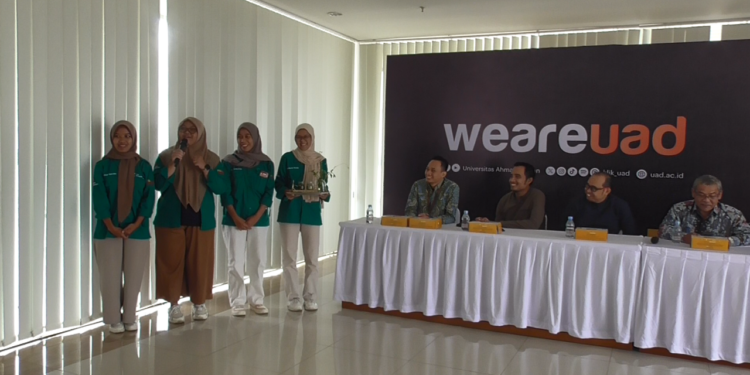 UAD RAIH MEDAL EMAS PADA PIMNAS KE-36 DI BANDUNG