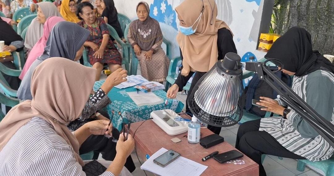 BUKA LAYANAN FISOTERAPI GRATIS, RS UAD BERKOLABORASI BERSAMA PKK POKOH BARU BERI EDUKASI KESEHATAN MEMELIHARA FUNGSI SENDI PADA TUBUH