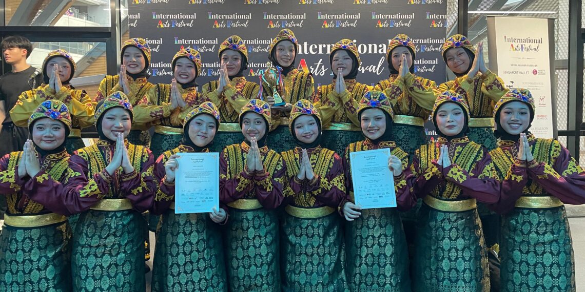 PLATINUM AWARD’ BERHASIL DIRAIH TIM TARI SAMAN MADRASAH MU’ALLIMAAT MUHAMMADIYAH YOGYAKARTA PADA AJANG INTERNATIONAL ARTS FESTIVAL DI MALAYSIA