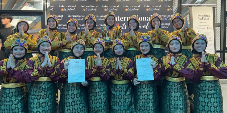 PLATINUM AWARD’ BERHASIL DIRAIH TIM TARI SAMAN MADRASAH MU’ALLIMAAT MUHAMMADIYAH YOGYAKARTA PADA AJANG INTERNATIONAL ARTS FESTIVAL DI MALAYSIA