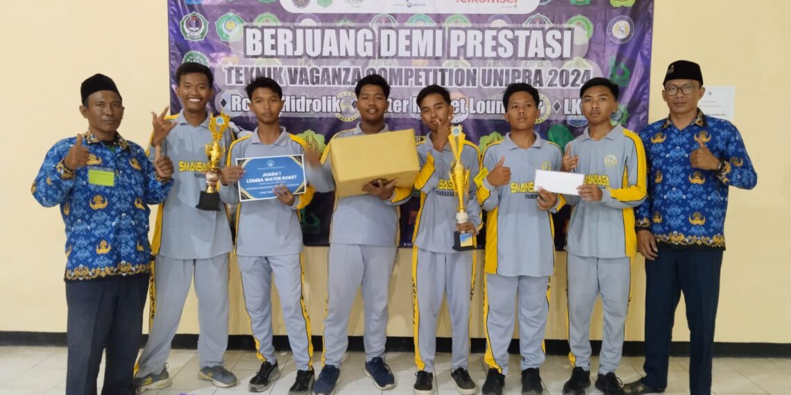 WATER ROCKET LAUNCHER COMPETITION SE-JATIM : SISWA SMA NEGERI 1 GALIS PAMEKASAN GOTONG PIALA DAN BEASISWA PERGURUAN TINGGI