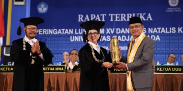 Haedar Nashir Terima Anugerah Hamengkubuwono IX dari UGM