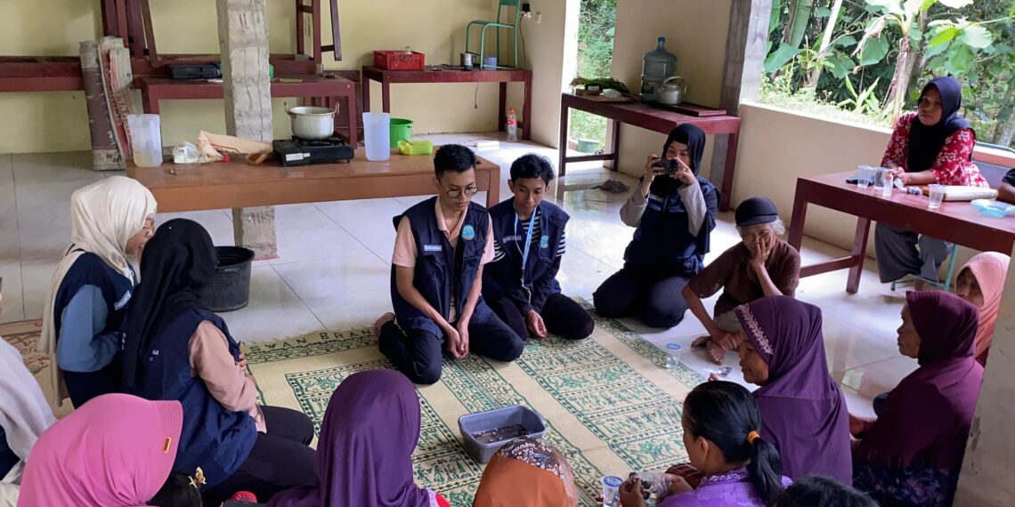 Mahasiswa KKN UAD Ajak Warga Suru Kidul Berinovasi dengan Sabun Alami dari Biji Lerak dan Hand Sanitizer Daun Sirih