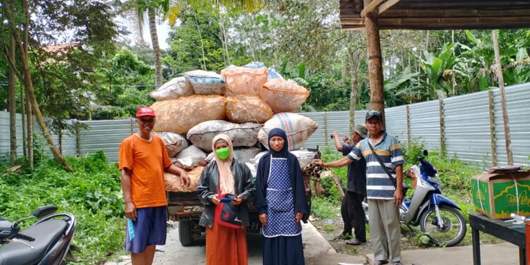 Atasi masalah sampah, PCM Ngemplak berikan solusi dengan Bank Sampah LenteraMu