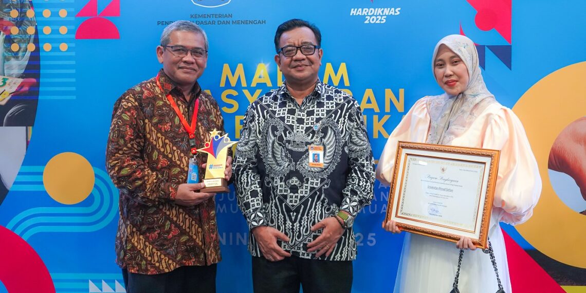 Hardiknas 2025: UAD Sabet Penghargaan LPTK Penyelenggara PPG dari Kemdikdasmen