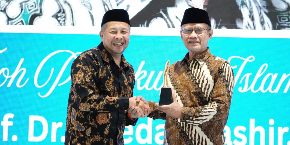 Haedar Nashir Terima Penghargaan Tokoh Perbukuan Islam 2025