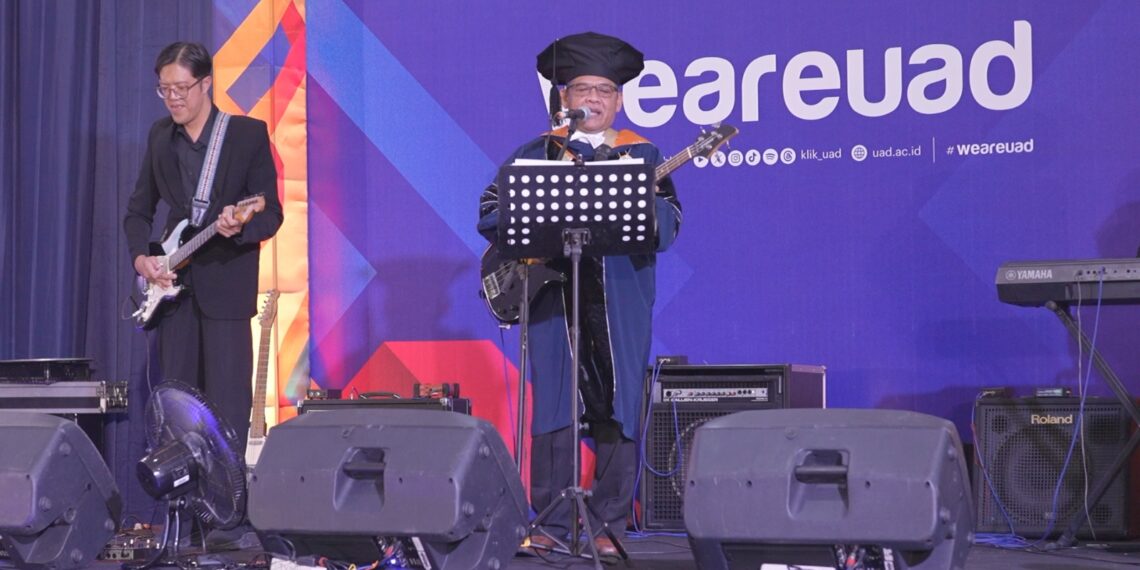 Rektor UAD berikan kado Istimewa untuk wisudawan UAD, Ngeband dan bawakan lagu ‘Kita Usahakan Lagi’ yang dipopulerkan Batas Senja