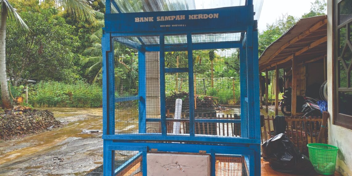 Mahasiswa KKN UAD Unit VIII.C.2 Dirikan Bank Sampah, Ubah Botol Plastik Jadi Kas Dusun